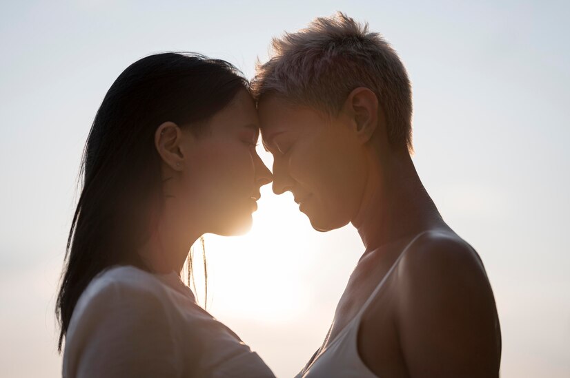jovem casal lesbico de baixo angulo 23 2148661041 Toques & Sensações Sexshop